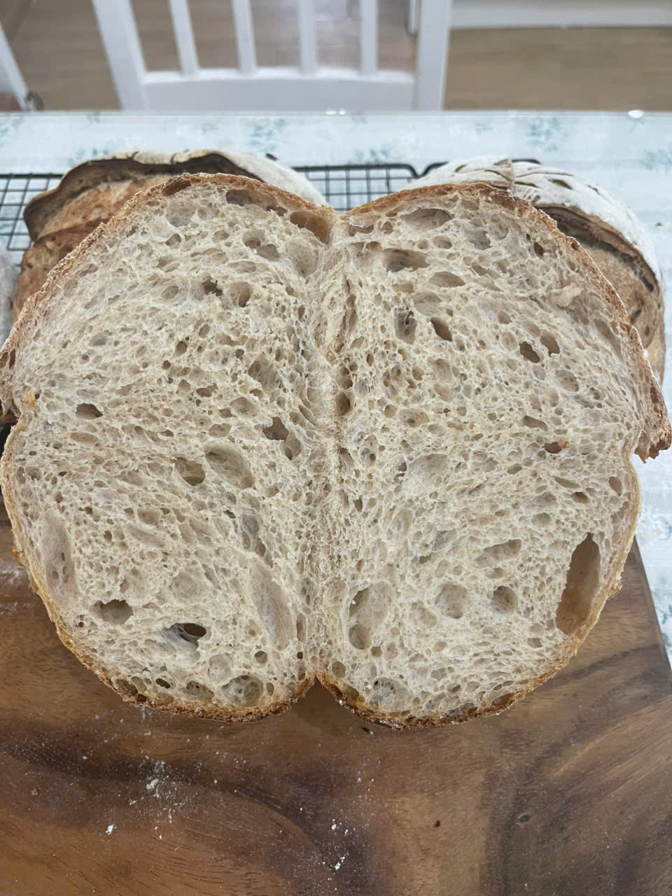 Một ổ sourdough cho bàn ăn tối đầu tuần